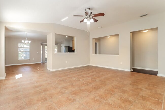 Foto del edificio - 10622 Boyette Creek Blvd