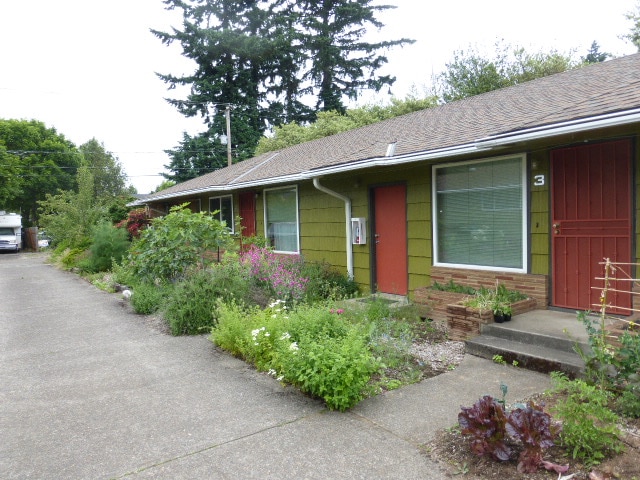 Building Photo - 5320 SE Schiller Street