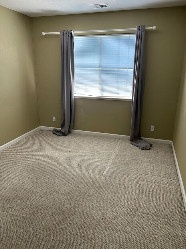 Building Photo - 3 Bedroom 2.5 Bathroom Townhouse