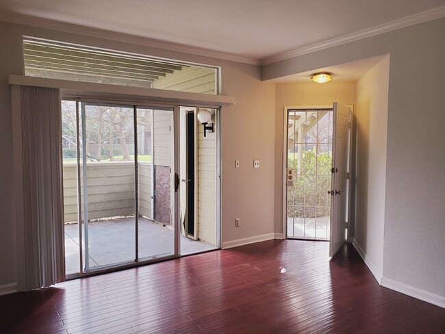 Foto del edificio - First Floor Condo