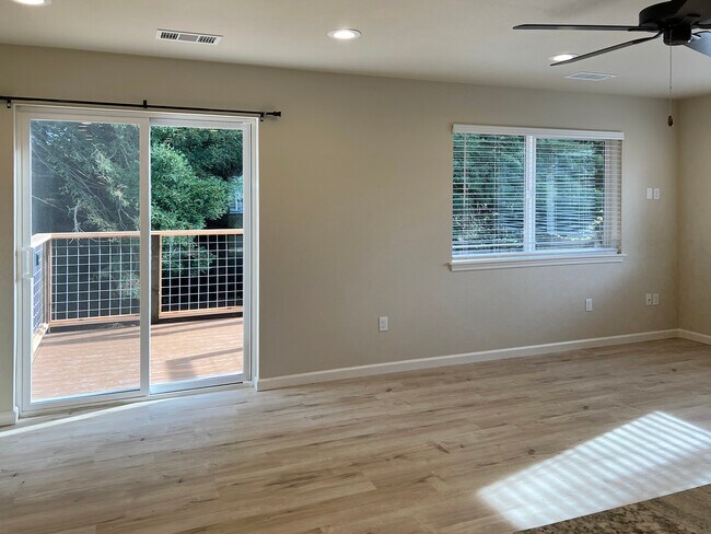 Foto del edificio - 6107 Beechwood Dr