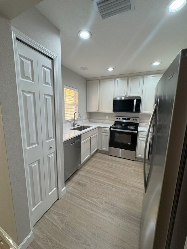 Building Photo - Fully Renovated TownHome in Cobblestone La...
