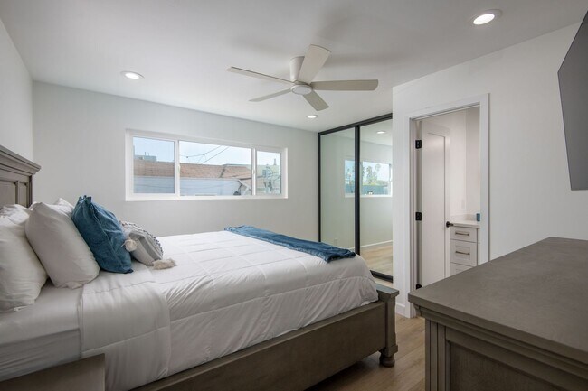 Building Photo - New full Remodel steps to beach / 3 bedroo...