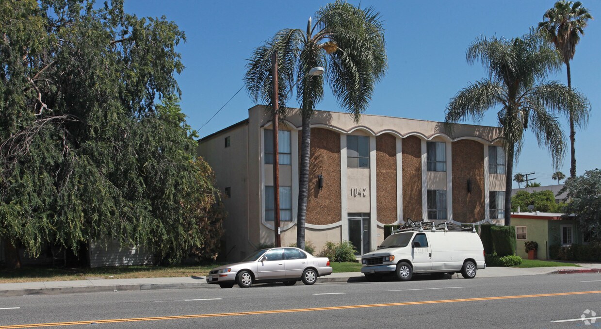 Building Photo - 1042 Western Avenue Apartments