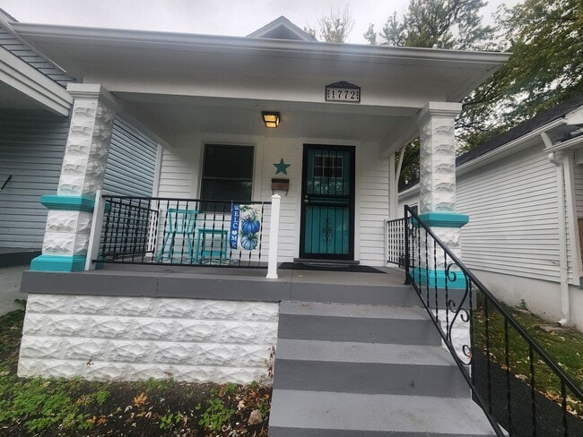 Building Photo - Beautiful 2 bedroom 1 bath renovated home with washer/dryer hookups!