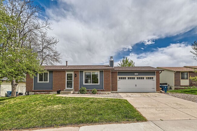 Building Photo - 4 Bedroom 2 Bath House In Louisville! Avai...