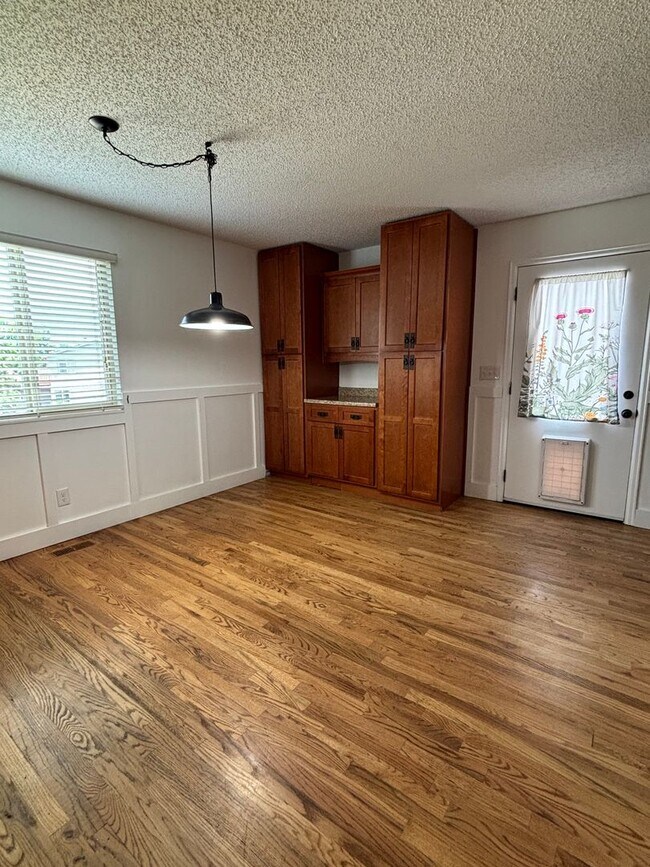 Building Photo - Single Family Updated 3 Bed 2 Bath - MileS...