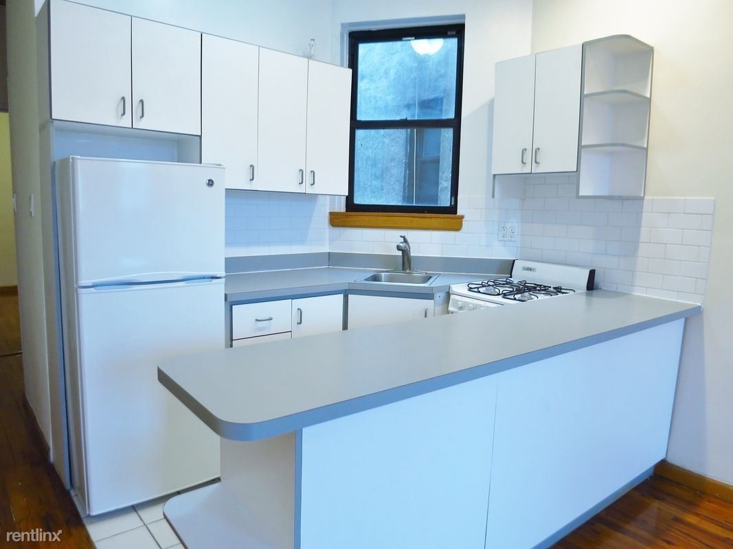 Building Photo - 490 E 74th St
