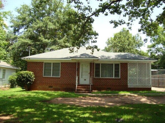 Foto del edificio - Two Bedroom One Bath with fence available ...