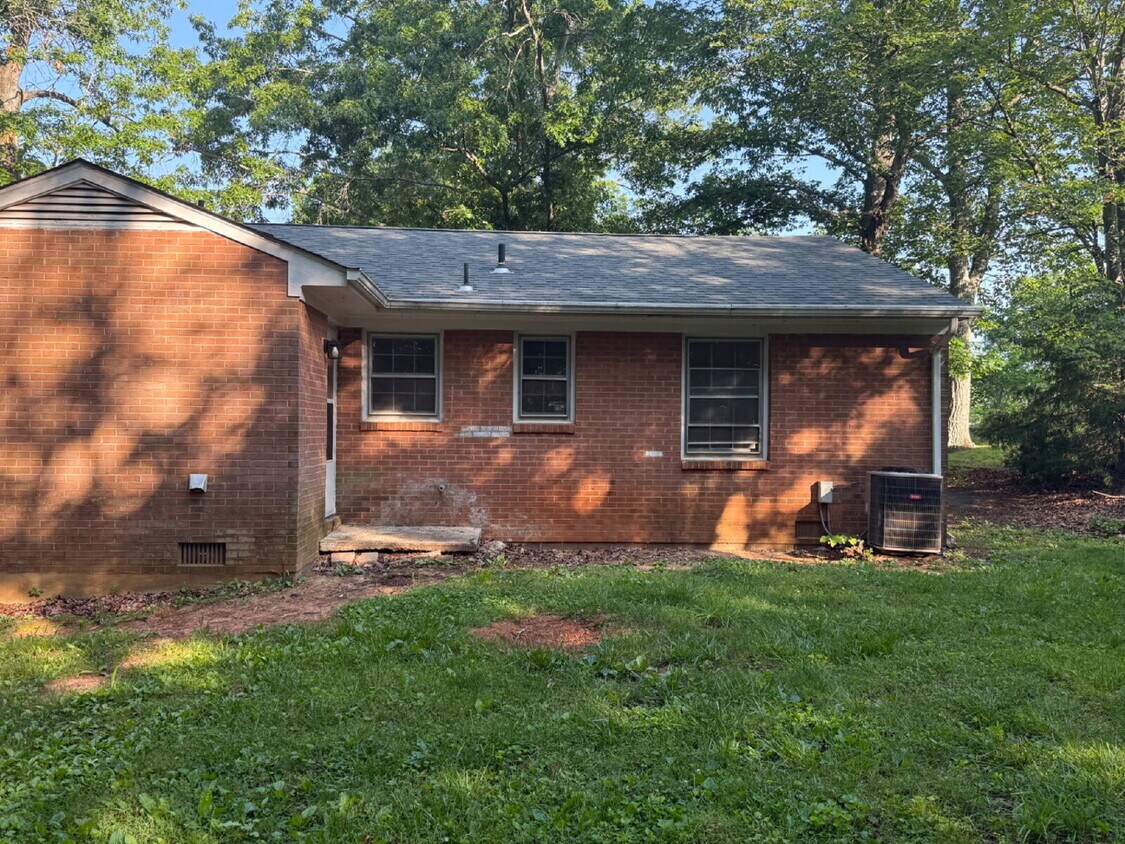 Foto principal - Two bed one bath property in Madison Heigh...