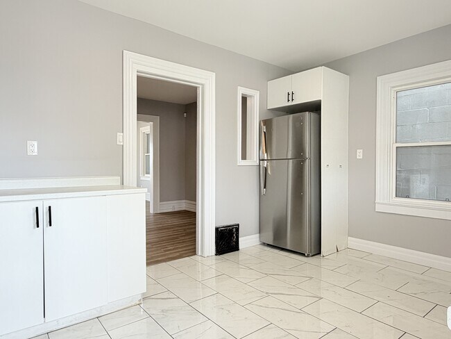 Building Photo - 2181-2181 Howard Ave