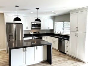 Building Photo - 931 W Posada Ave