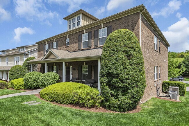 Building Photo - 2 bed, 2 full bath Townhome. PRIME locatio...