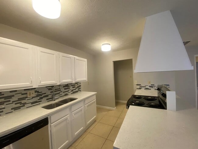 Building Photo - 14511 Flair Dr