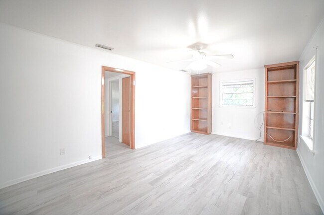 Foto del edificio - 3 Bed / 2 Bath Brick Home With Yard In Town