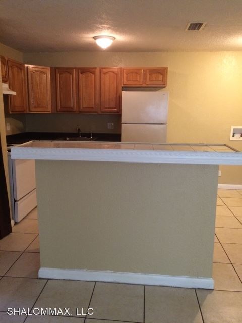 Building Photo - 2 br, 1 bath House - 5401 NW 24 CT unit 57