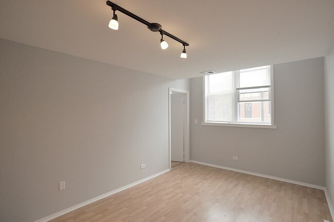 Building Photo - 3021 W Belmont Ave