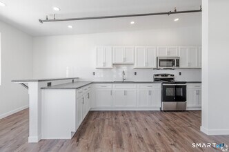 Building Photo - 424 Main St