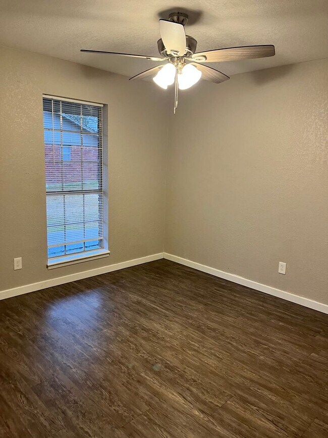 Foto del edificio - COMING SOON : 2 Bedroom 1 Bath Triplex | B...