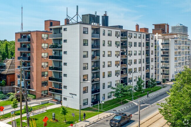 Photo du bâtiment - 82 Warren Road