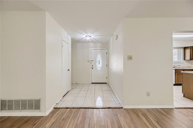Building Photo - 9111 Marsh Dr