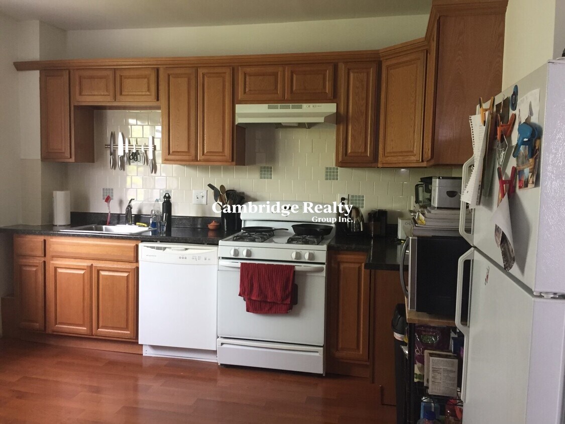 Primary Photo - 24 Rossmore St