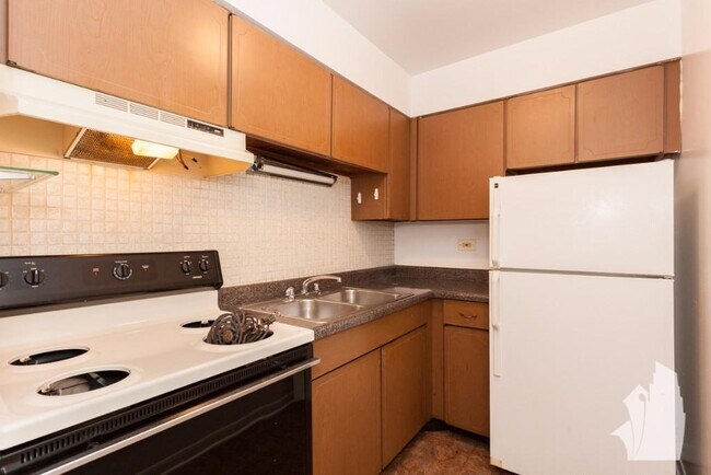 Building Photo - 541 W Briar Plz