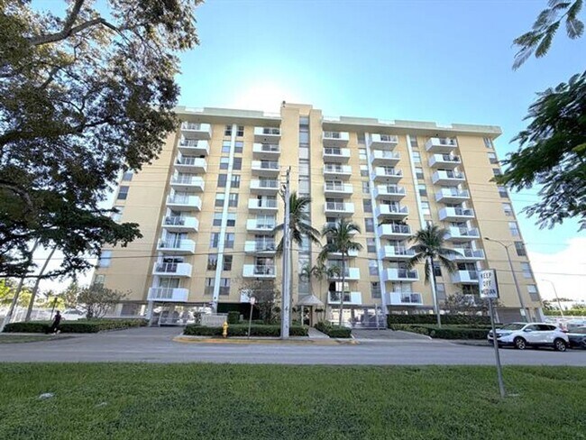 Photo - 2000 NE 135th St Apartment