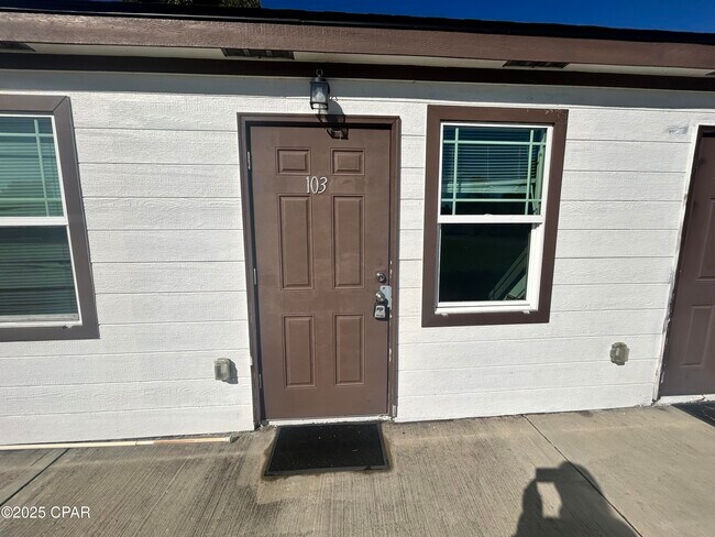 Foto del edificio - 143 Claire Ave