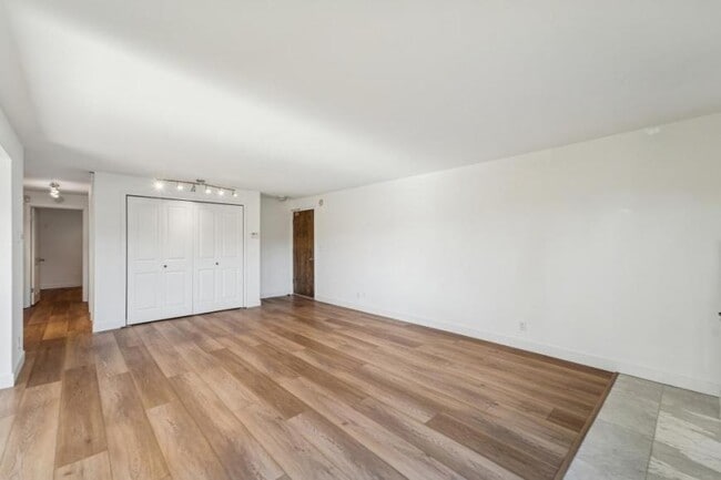 Building Photo - 2 bedroom in Seattle WA 98199