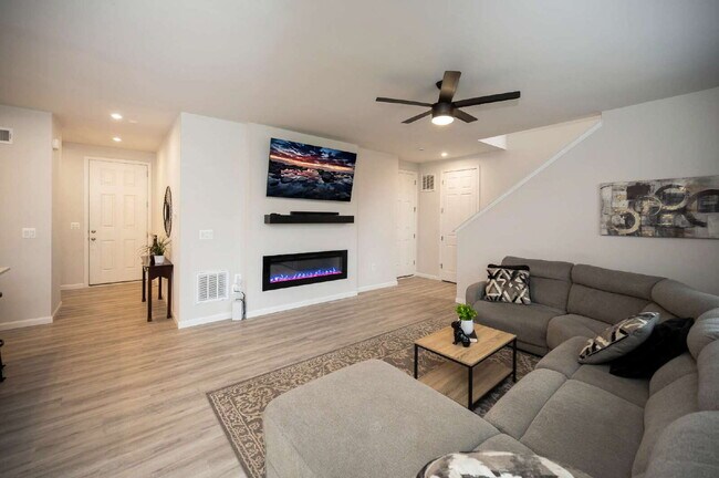 Foto del edificio - Spacious 3-Bedroom Rental in Sought-After ...