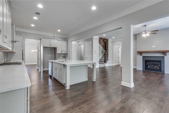 Building Photo - 440 Baroque Dr