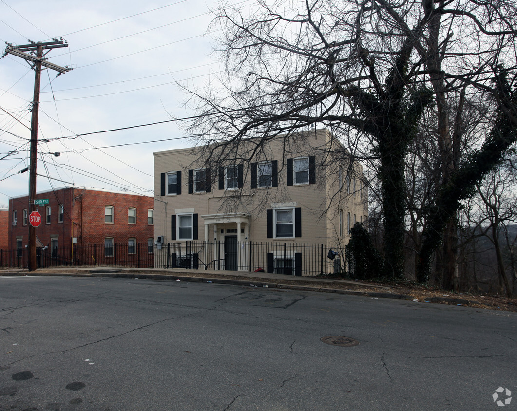Primary Photo - 3162 Buena Vista Ter SE