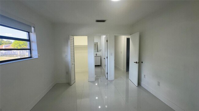 Foto del edificio - 6936 SW 22nd St