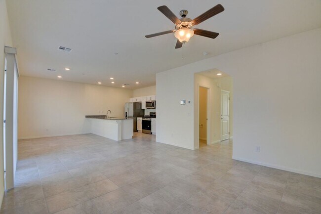 Foto del edificio - BRAND NEW BEAUTIFUL 4 BEDROOM!