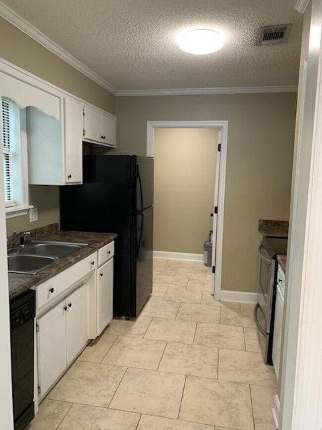 Building Photo - Updated 3BD/2B Home in Remerton