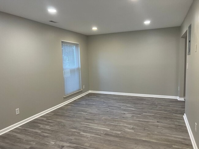 Building Photo - Beautifully Renovated Condo in the Heart o...