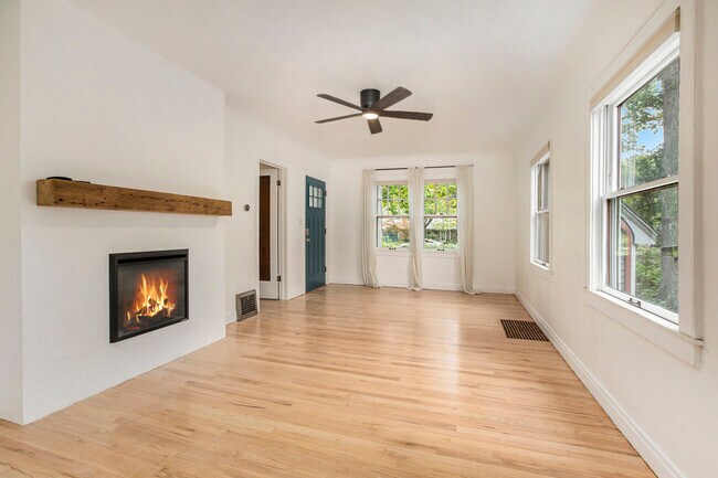 Photo - 2520 Oakdale Dr House