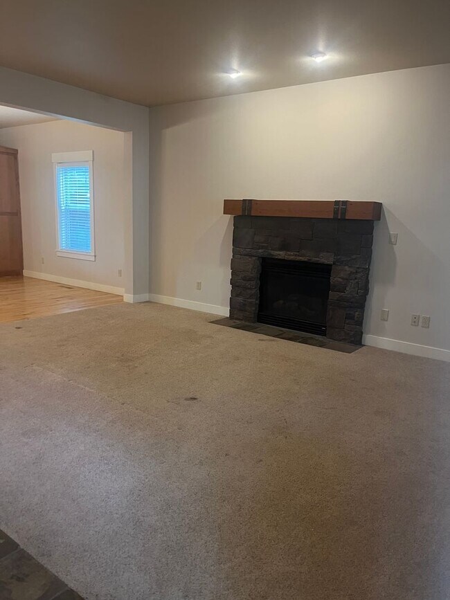 Building Photo - Beautiful two story home with 3 bedrooms a...