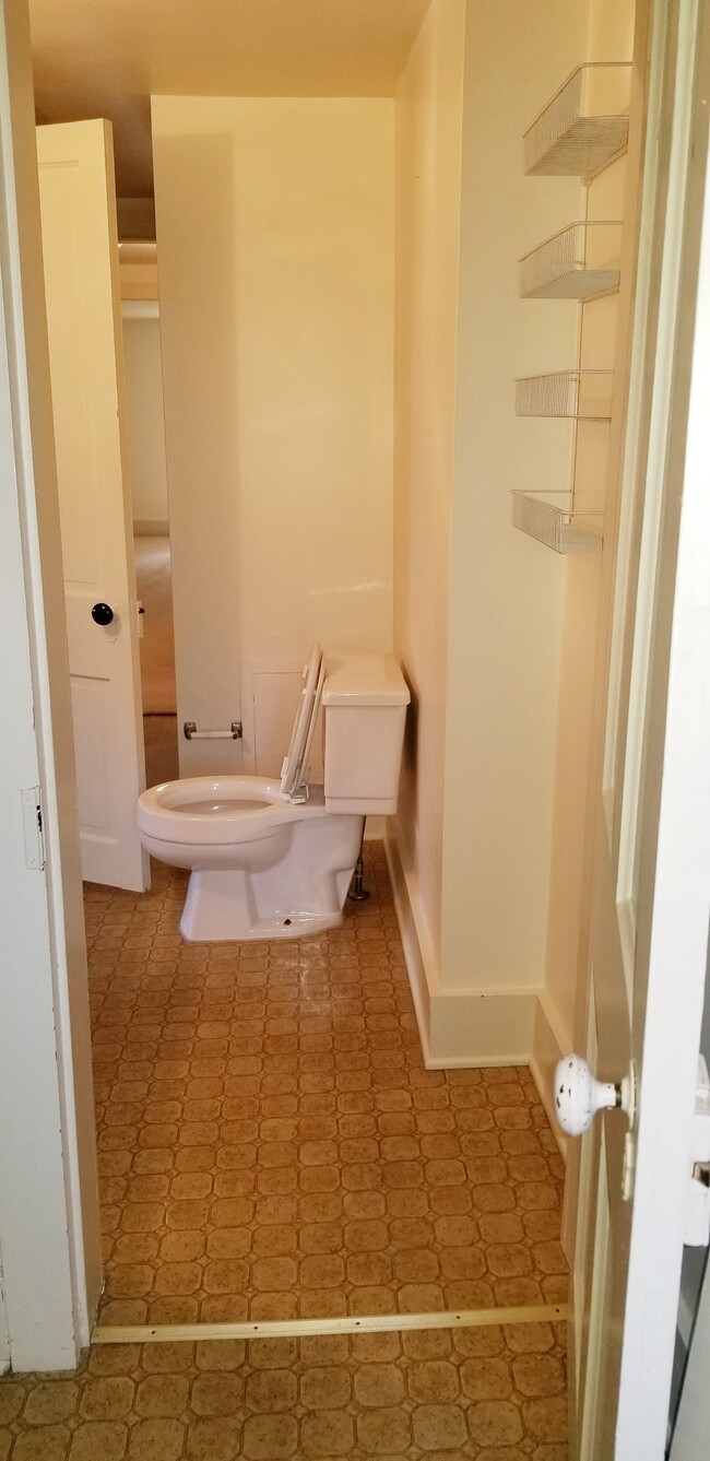 Full bathroom upstairs - 121b Peyton St