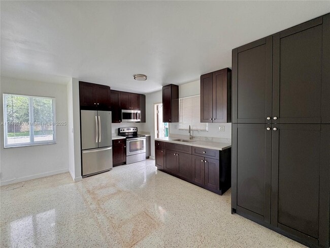 Foto del edificio - 626 W 17th St