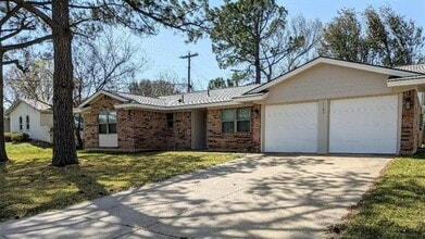 Building Photo - 1105 Sherwood Dr