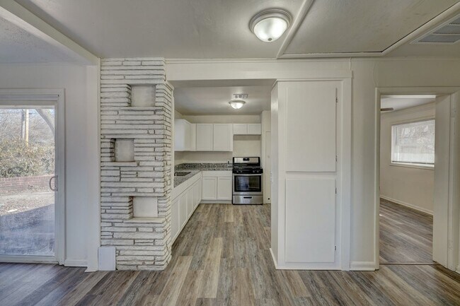 Foto del edificio - Renovated 3 Bedroom. Large Yard!