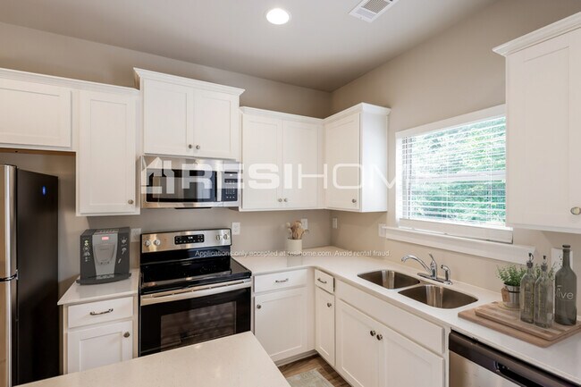 Building Photo - 10977 Woodland Dr