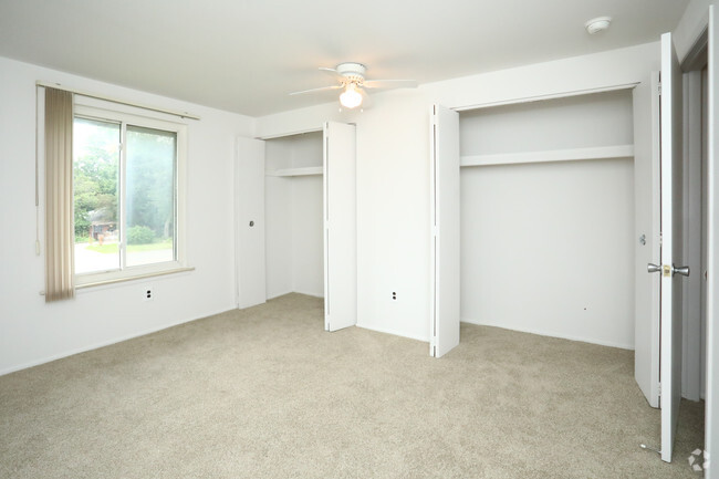 2 BR, 1 BA - Oak Ridge, 915 SF - Dearborn West