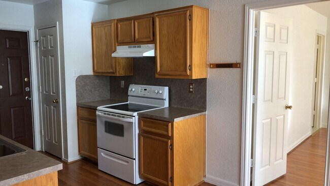 Building Photo - RENT SPECIAL & PRICE REDUCTION - AVAILABLE...