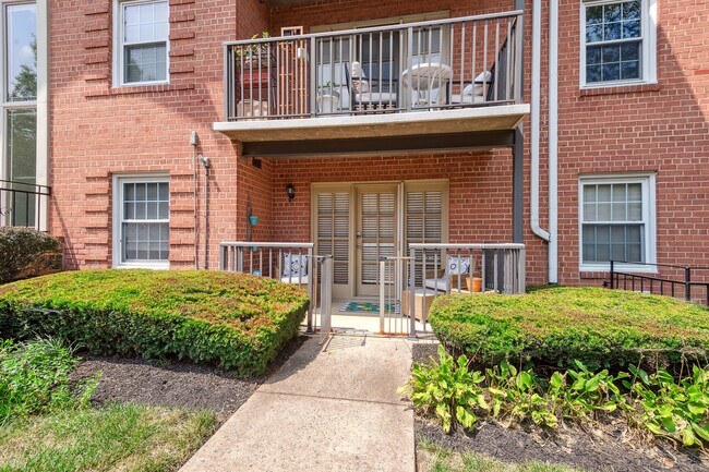 Bottom Floor Porch Separate Entrance - 3332 Spring Ln