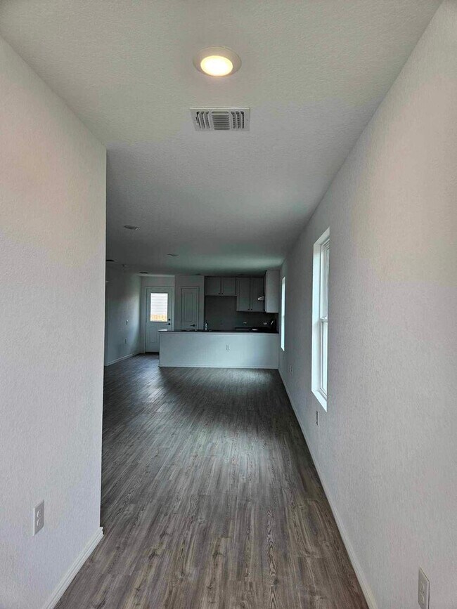 Building Photo - Welcome to Your Home in the Desirable Vida Subdivision!