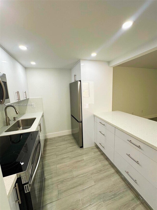 Foto del edificio - 14201 N Kendall Dr