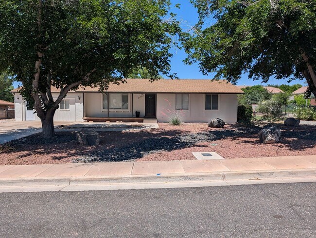 Foto del edificio - Six Bedroom Home in Bloomington Ranches